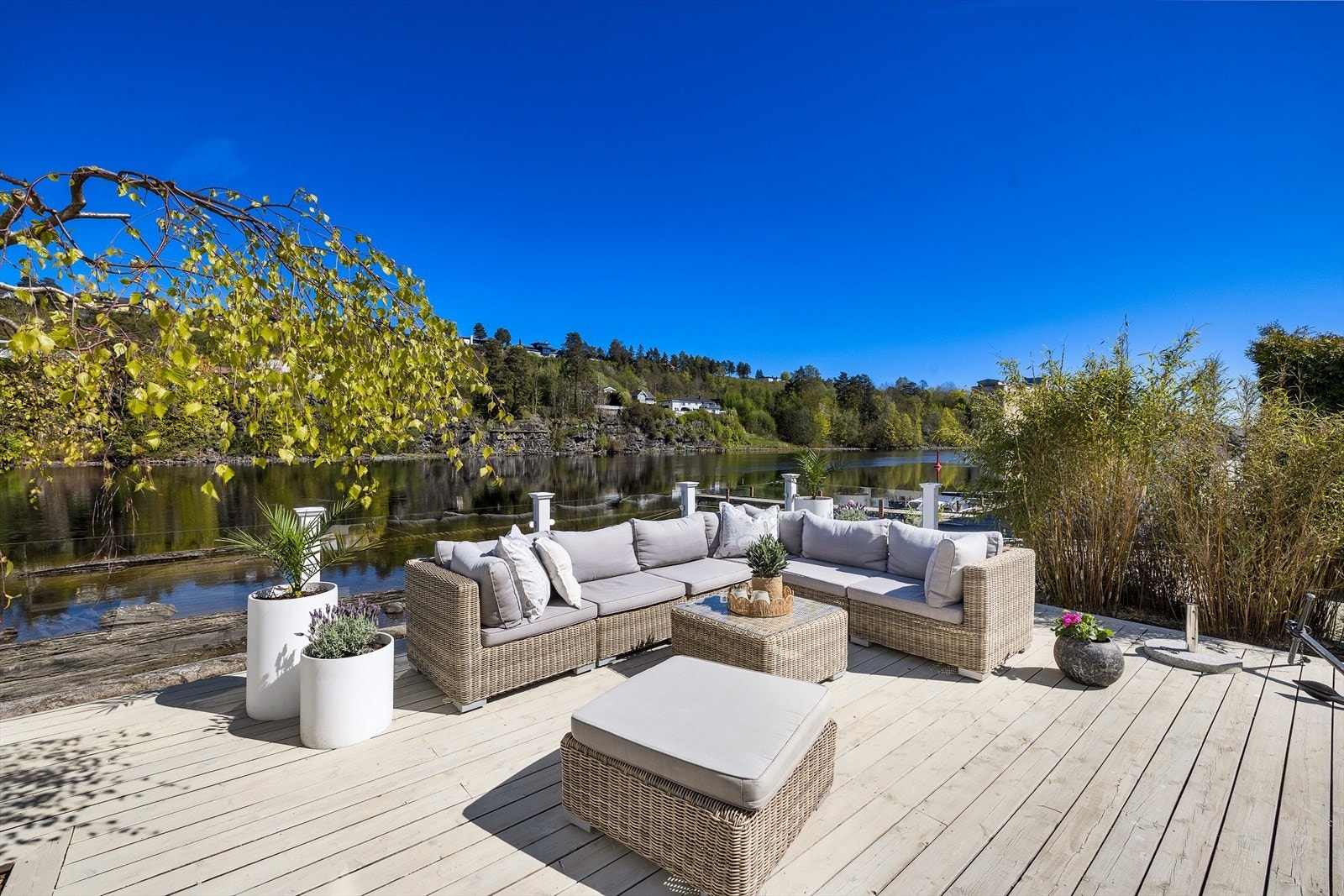 Fra terrasser, verandaer og hageområdet kan man nyte særdeles gode solforhold, fra tidlig morgen til sen kveld samt en magisk utsikt både oppover og nedover elven Galleribilde