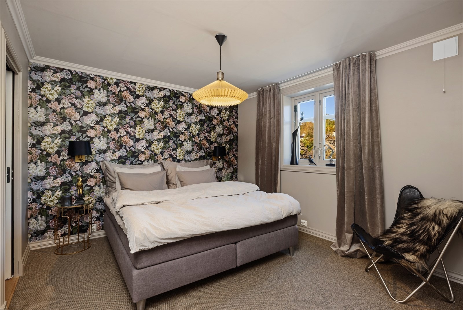 Master bedroom ligger svalt til i boligens hovedetasje og har inngang til garderoberom og umiddelbar nærhet til spa-bad Galleribilde