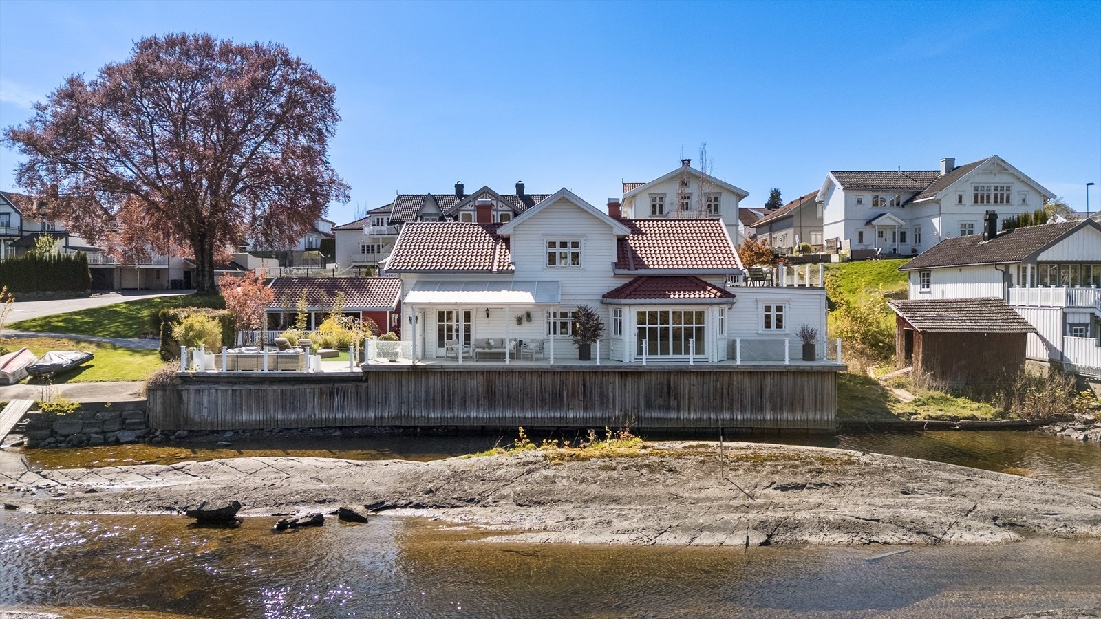 Eiendommene som ligger langs elven har en gammel, historisk rettighet som om at "Eiendommen strekker seg så langt ut i elven som en hest kan gå", noe som også praktiseres i moderne tid Galleribilde