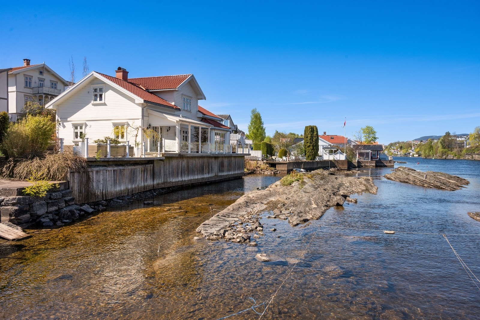 Eiendommene som ligger til elven har både baderett og lakserett - Historien sier at "bruksretten til elven strekker seg så langt en hest kan gå" - en gammel kuriositet som fortsatt praktiseres Galleribilde