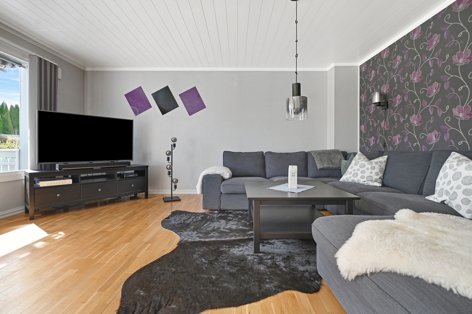 Boligen har 2 fulle etasjer + full kjeller Galleribilde