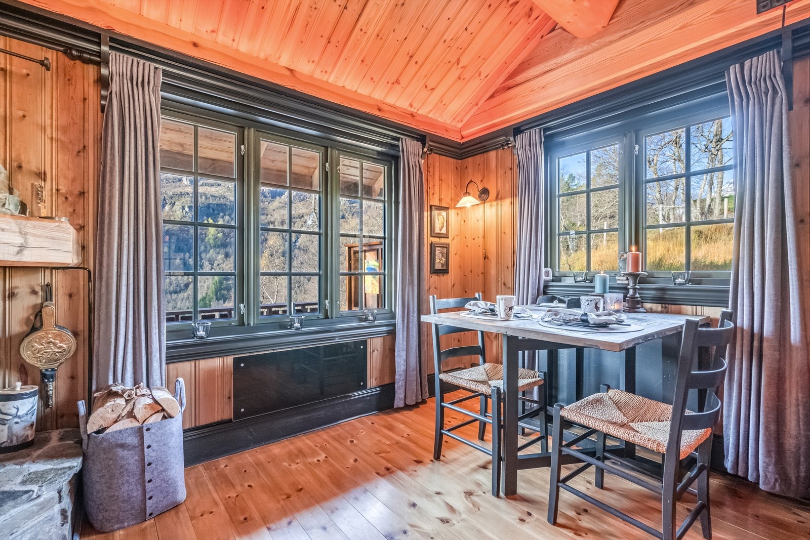 Spiseplassen er praktisk plassert i tilknytning til både peisen og vinduene. Galleribilde