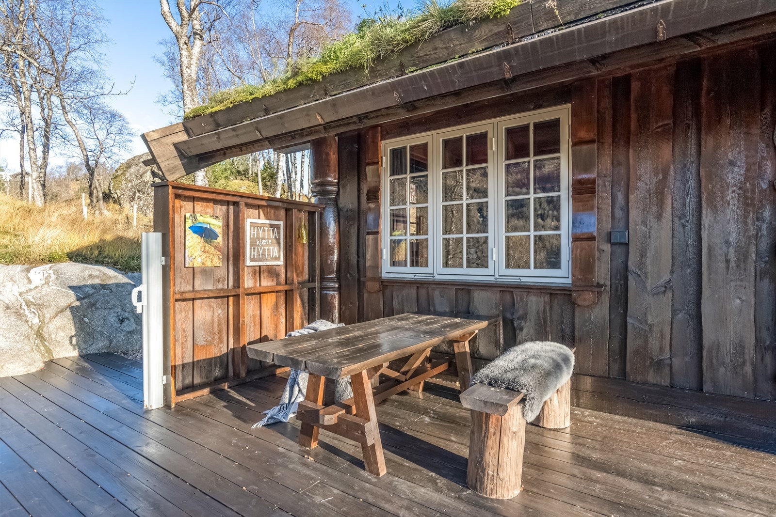 Terrassen har god plass for en sittegruppe. Galleribilde