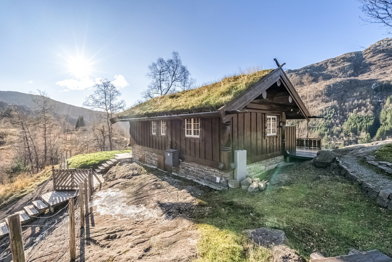 Hytta ligger fritt og fint til i terrenget. Galleribilde