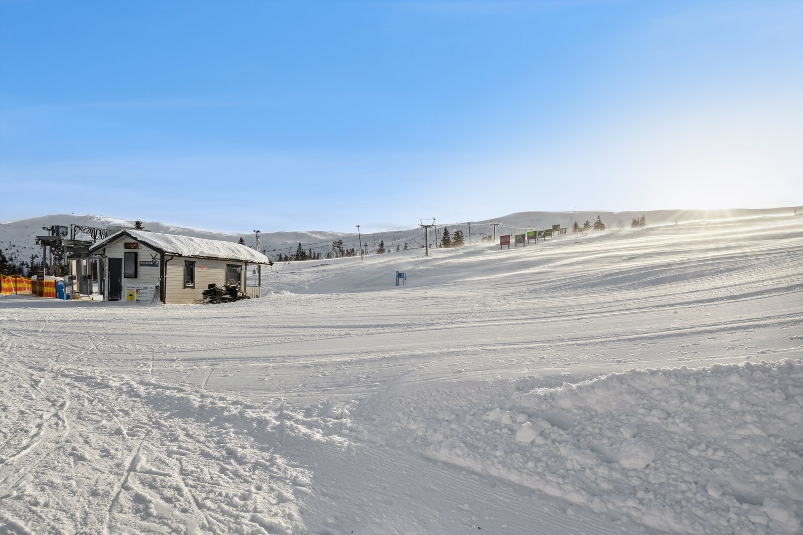 Leiligheten har ski-inn og ski-ut til Norges største alpinanlegg med 31 heiser, 68 nedfarter og stor snowboardpark. Galleribilde