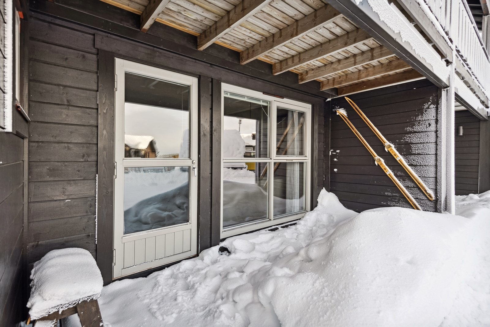 Fra stuen er det adkomst til en østvendt terrasse hvor du kan nyte gode solforhold. Galleribilde