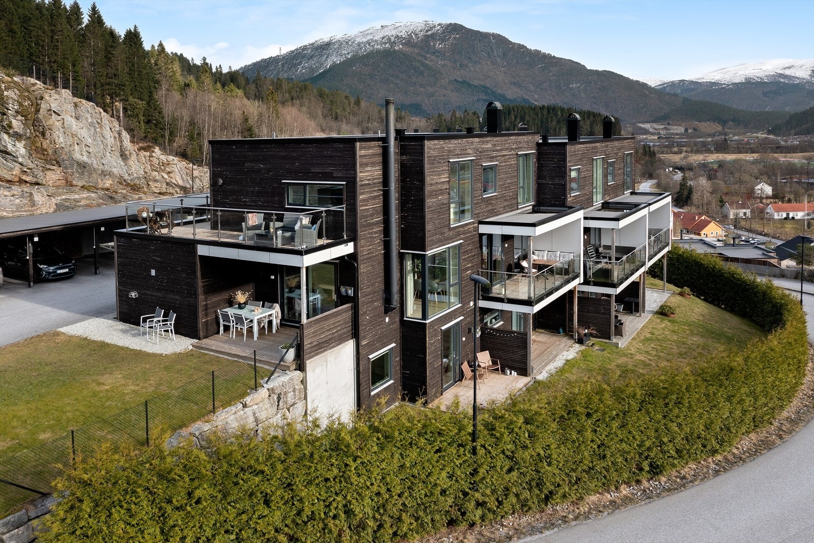 Falkensteinsvegen 64 er det øvste rekkehuset på Falkenstein. Her er det svært flott utsikt, både ute og inne. Galleribilde