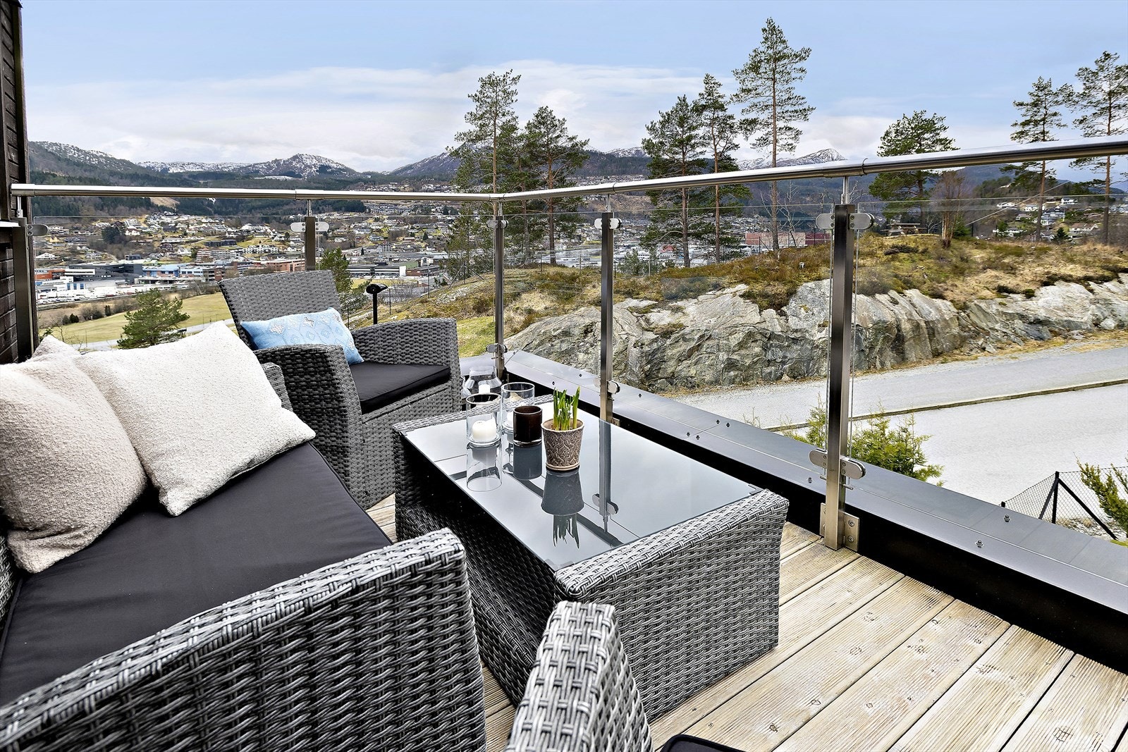 Frå terrassen har du også fin utsikt til friområdet på andre sida av vegen. Galleribilde