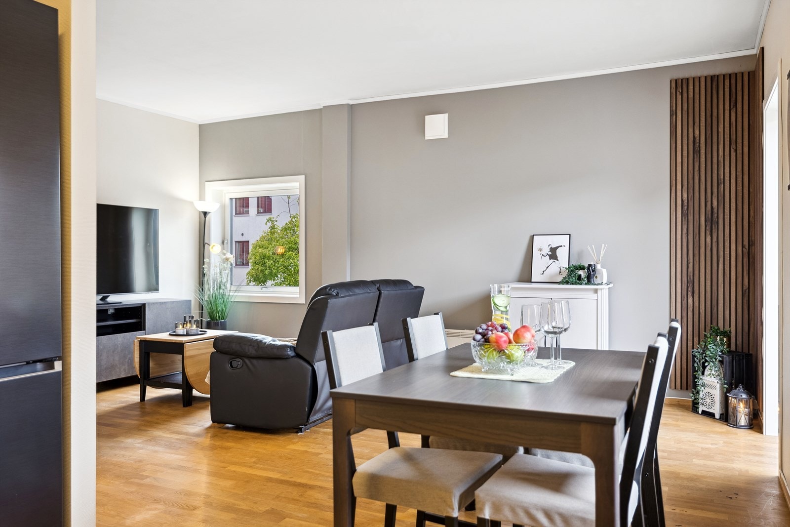 Åpen kjøkken- og stueløsning gir en romslig, lys og sosial atmosfære, ideelt for moderne livsstil. Galleribilde