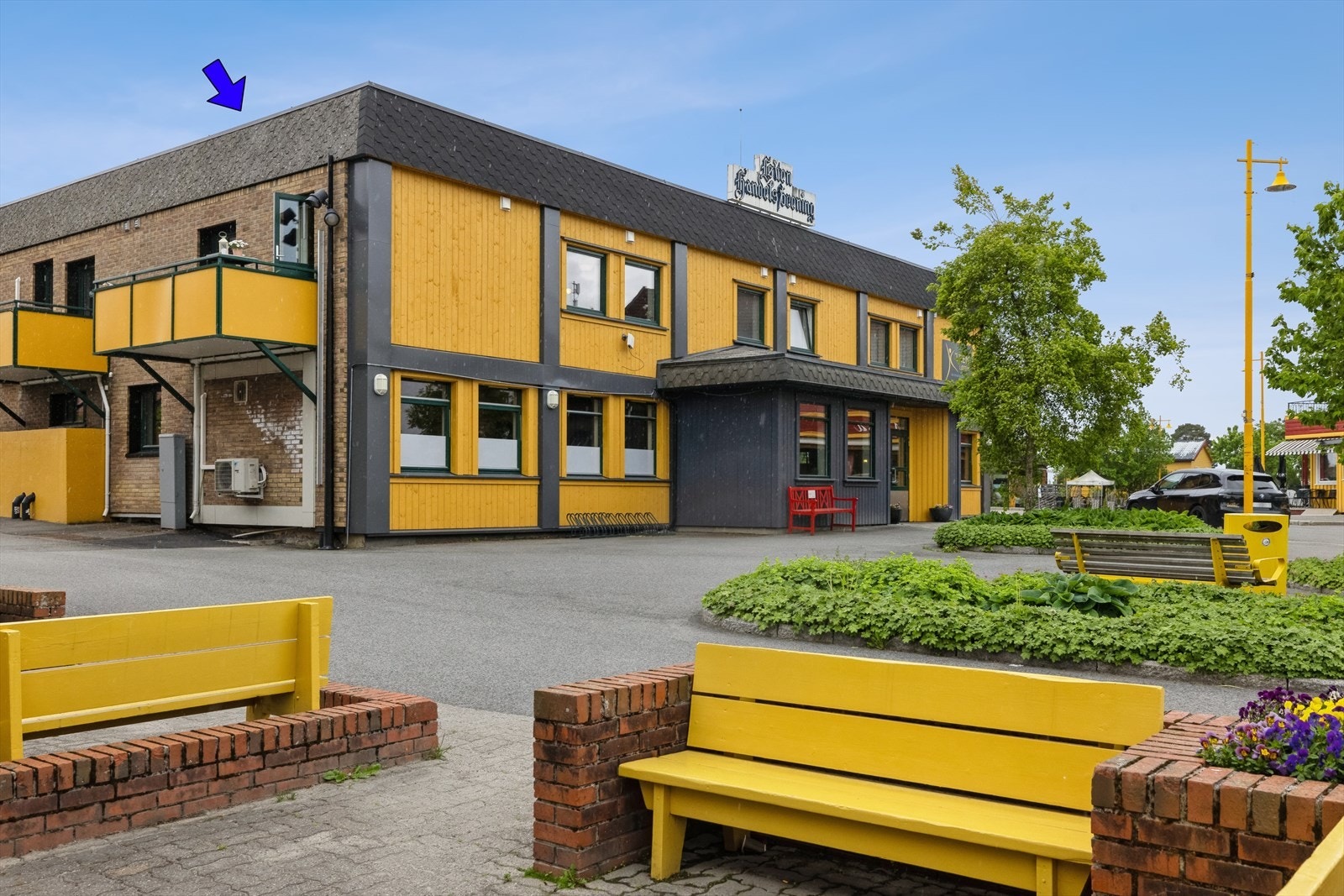 Her bor du i trygge omgivelser i 2.etasje med kort gangavstand til nærbutikker, bibliotek, idrettsanlegg, skoler og barnehager. Galleribilde