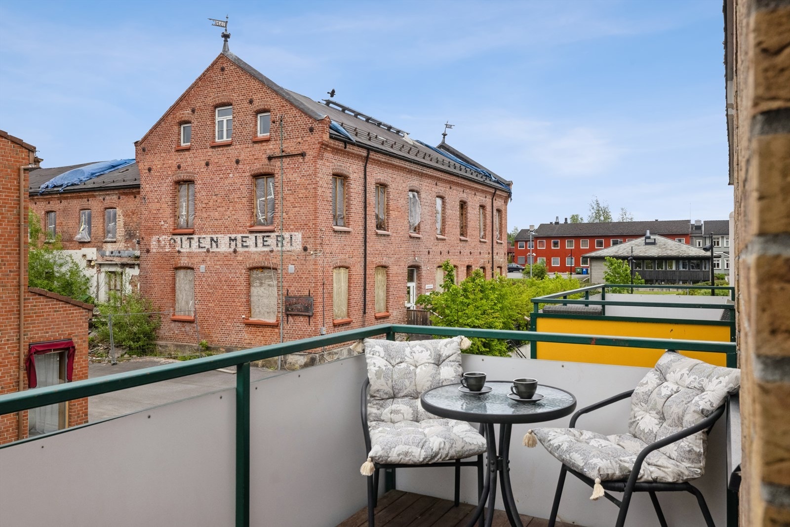 Til leiligheten er det en koselig balkong. Galleribilde