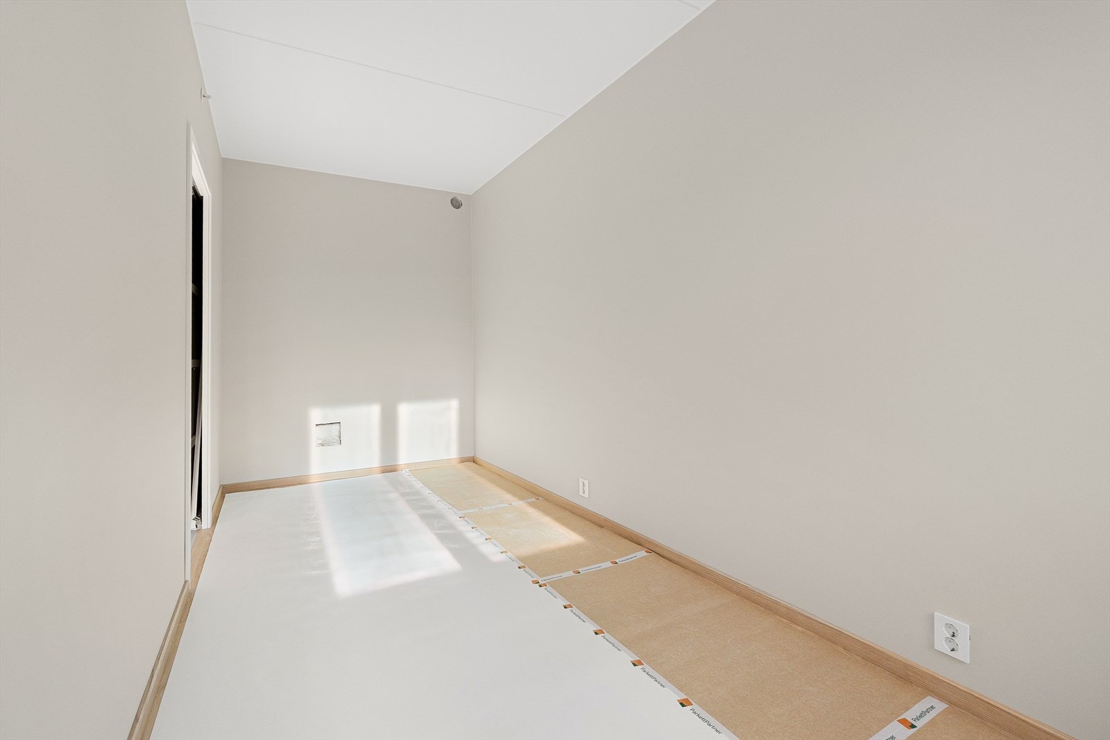 Ca. 11 kvm soverom m. plass til dobbeltseng og garderobe. Galleribilde