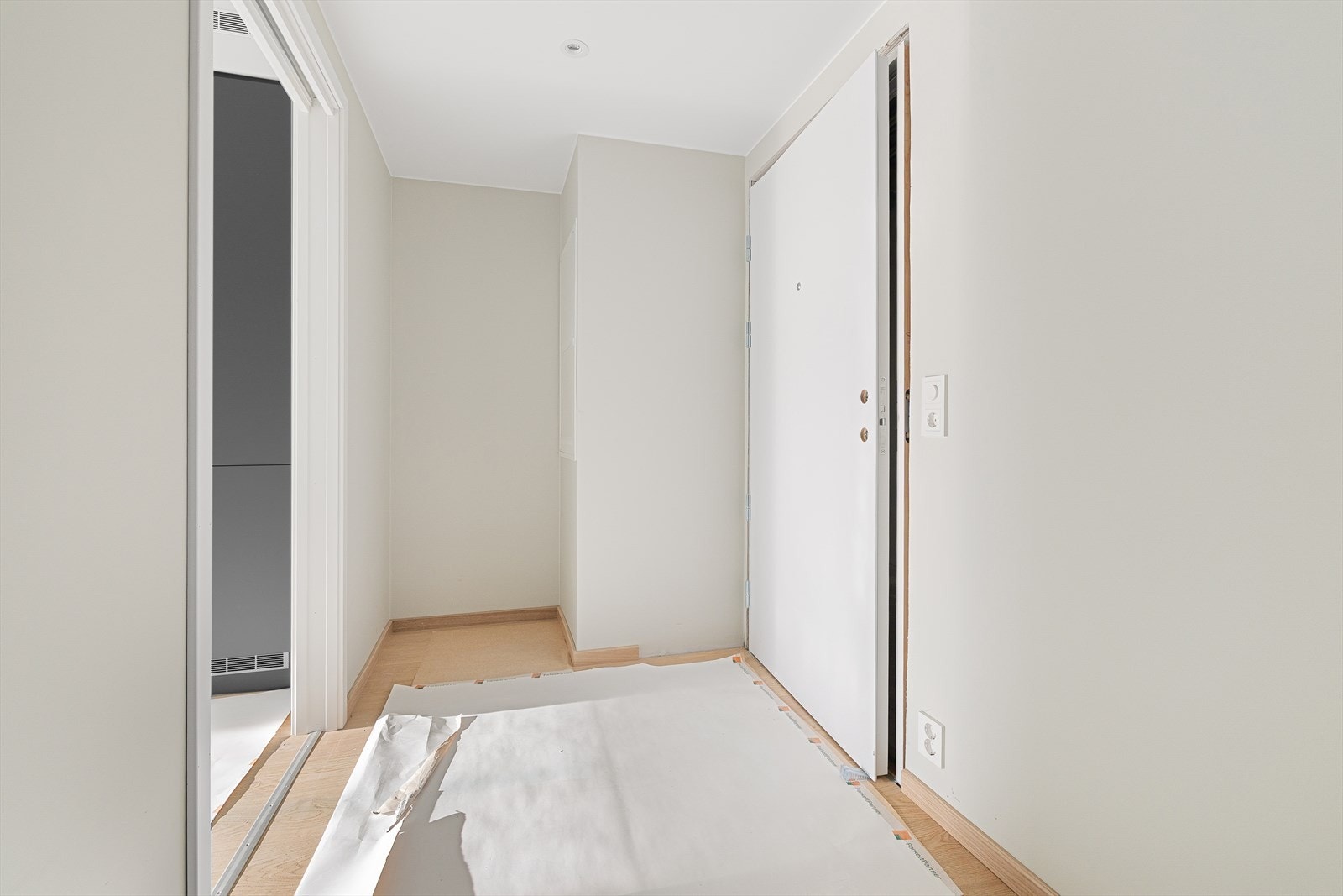 Fin entré m. plass til garderobe, klær og sko. Porttelefon. Galleribilde