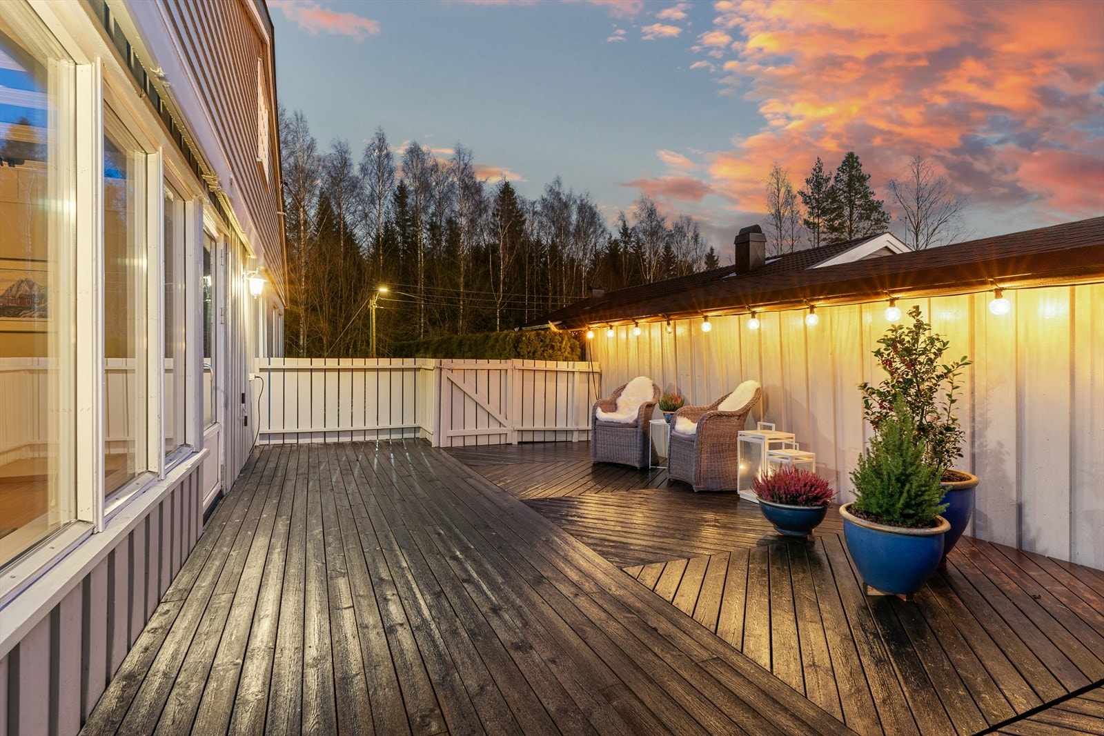 Solrik og romslig terrasse som er perfekt for grilling, avslapning og hyggelige stunder med familie og venner. Galleribilde