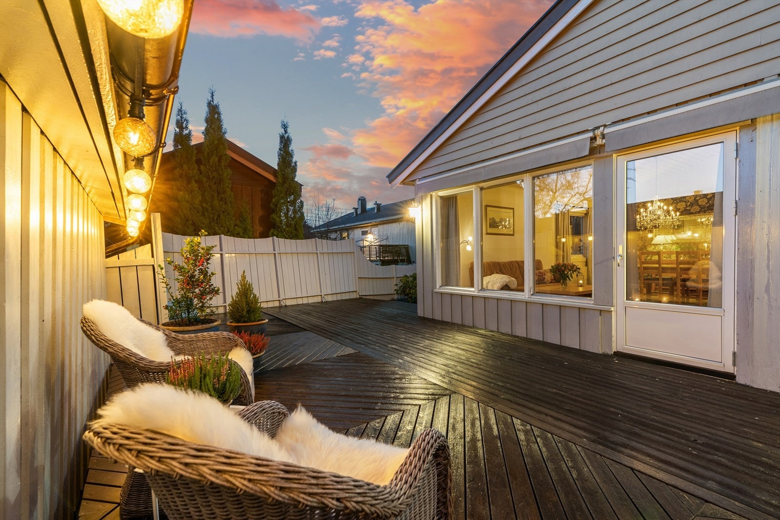 Terrasseplatting på ca. 65 kvm gir god plass til utemøbler og er orientert mot syd og vest. Galleribilde
