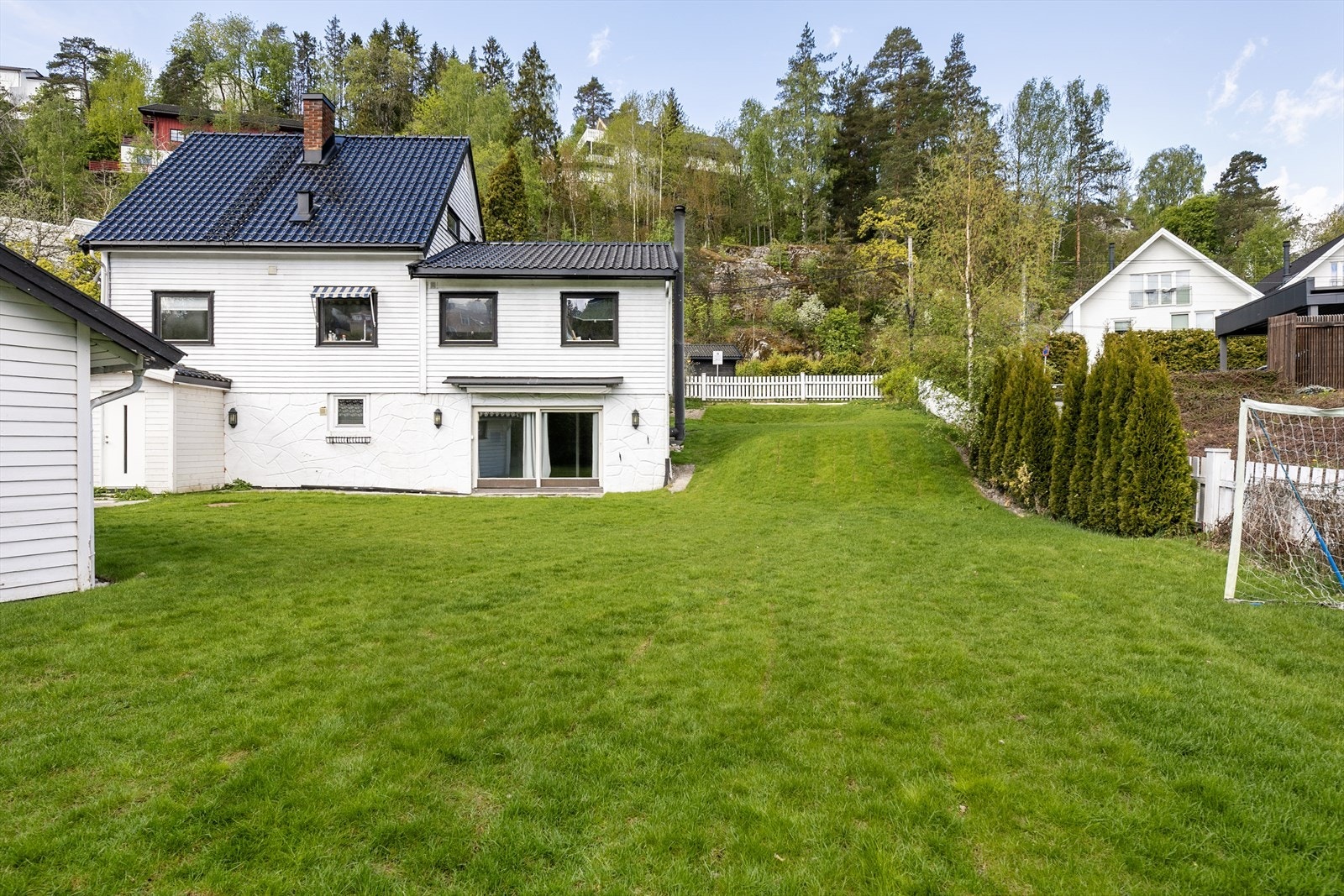 Tomten har en romslig hage med gjerde rundt, og det er nylig utført drenering rundt hele boligen. Galleribilde