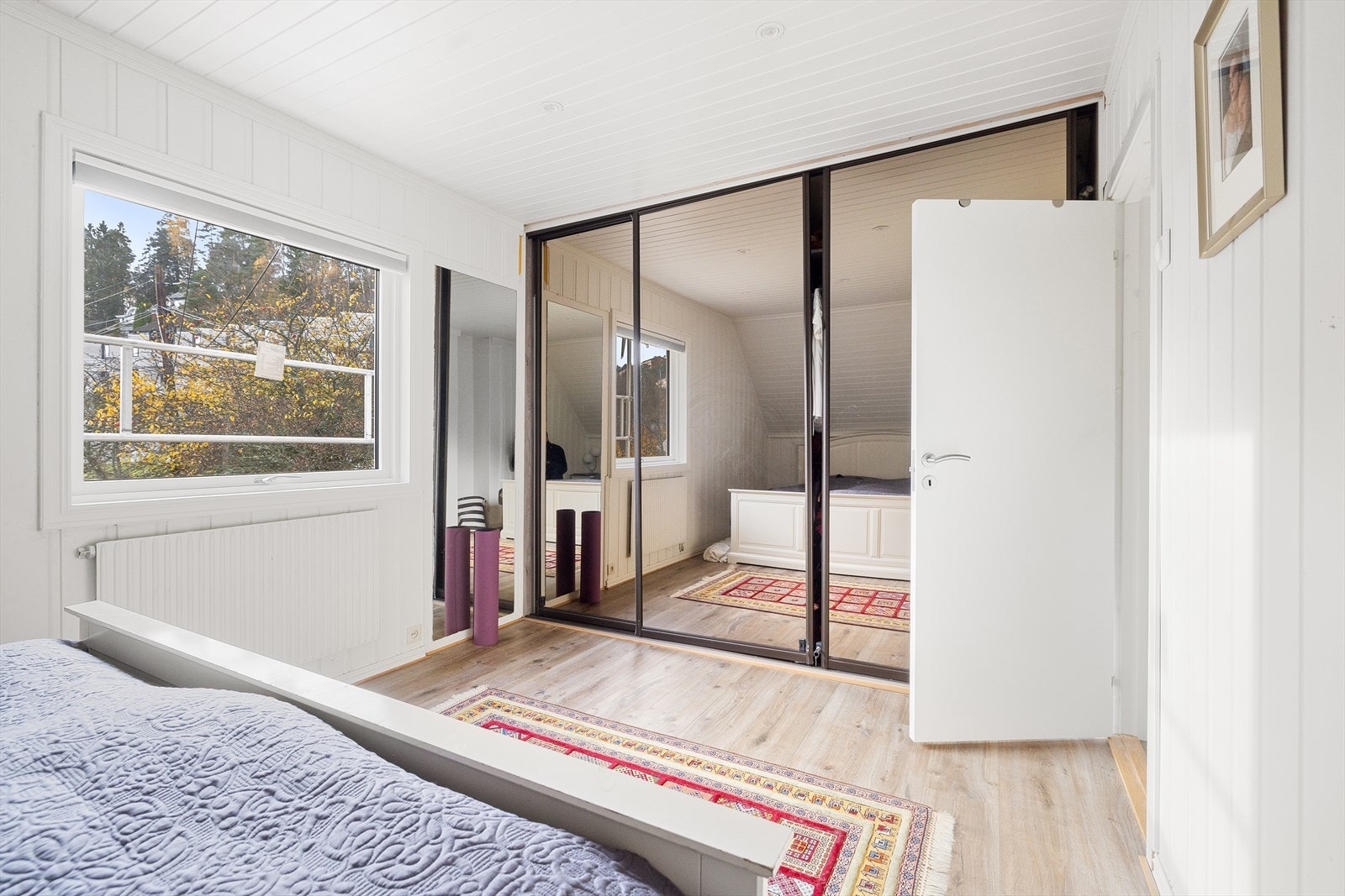 Skyvedørsgarderobe gir effektiv oppbevaring i hovedsoverommet. Galleribilde