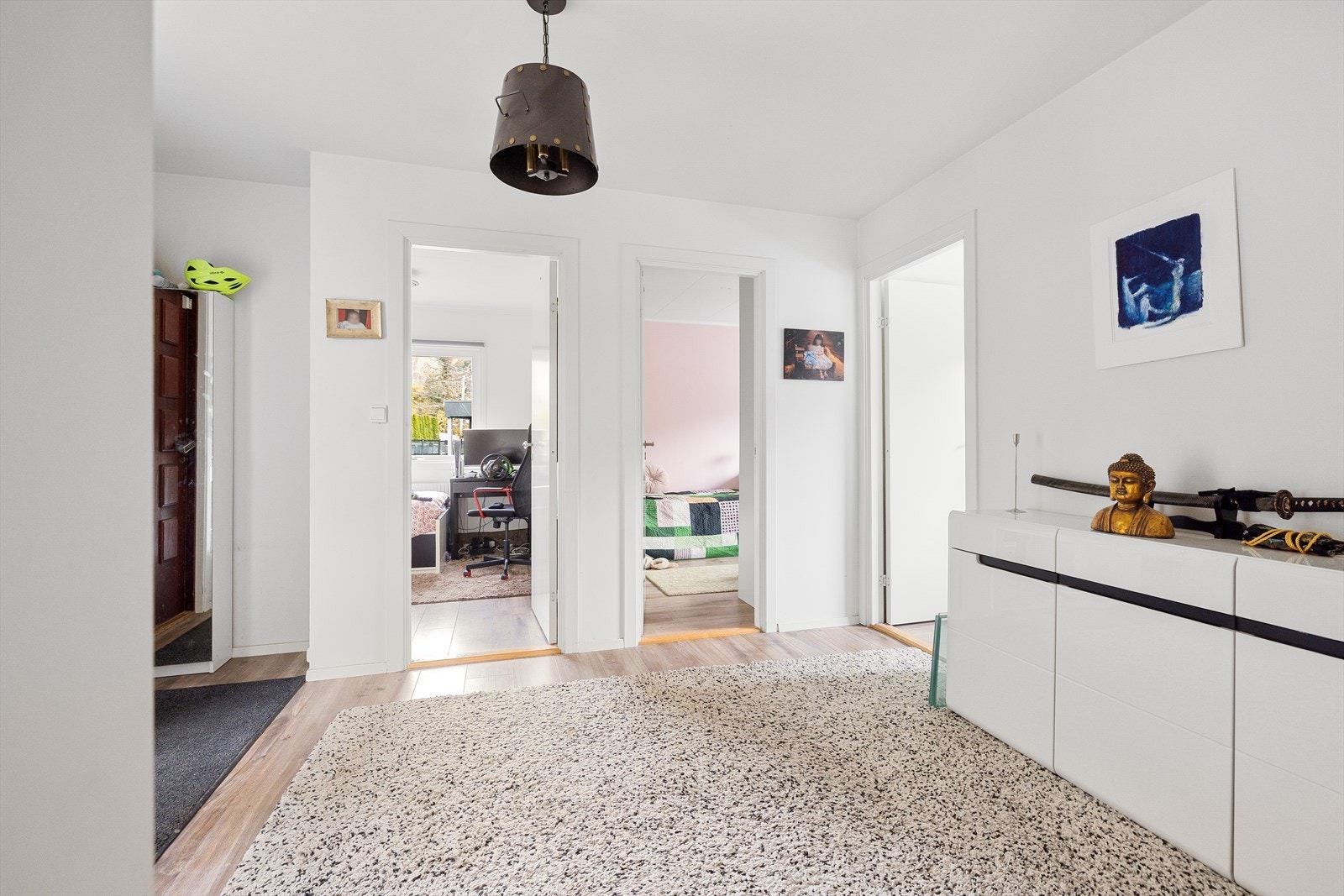 Plass til oppbevaringsmøbler og tilgang til flere rom gir praktisk anvendelse i entréen. Galleribilde