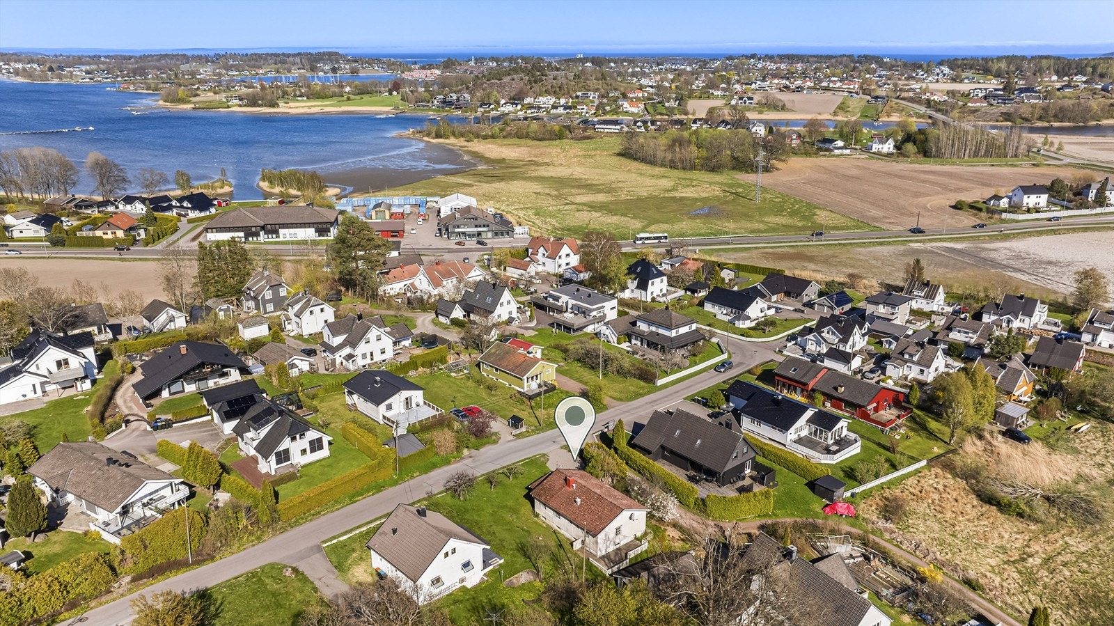 Eiendommen/området - Eneboligen har en sentral og fin beliggenhet på østsiden av Nøtterøy. Smidsrød Helsehus og Sjølystsentret ligger i nabolaget Galleribilde