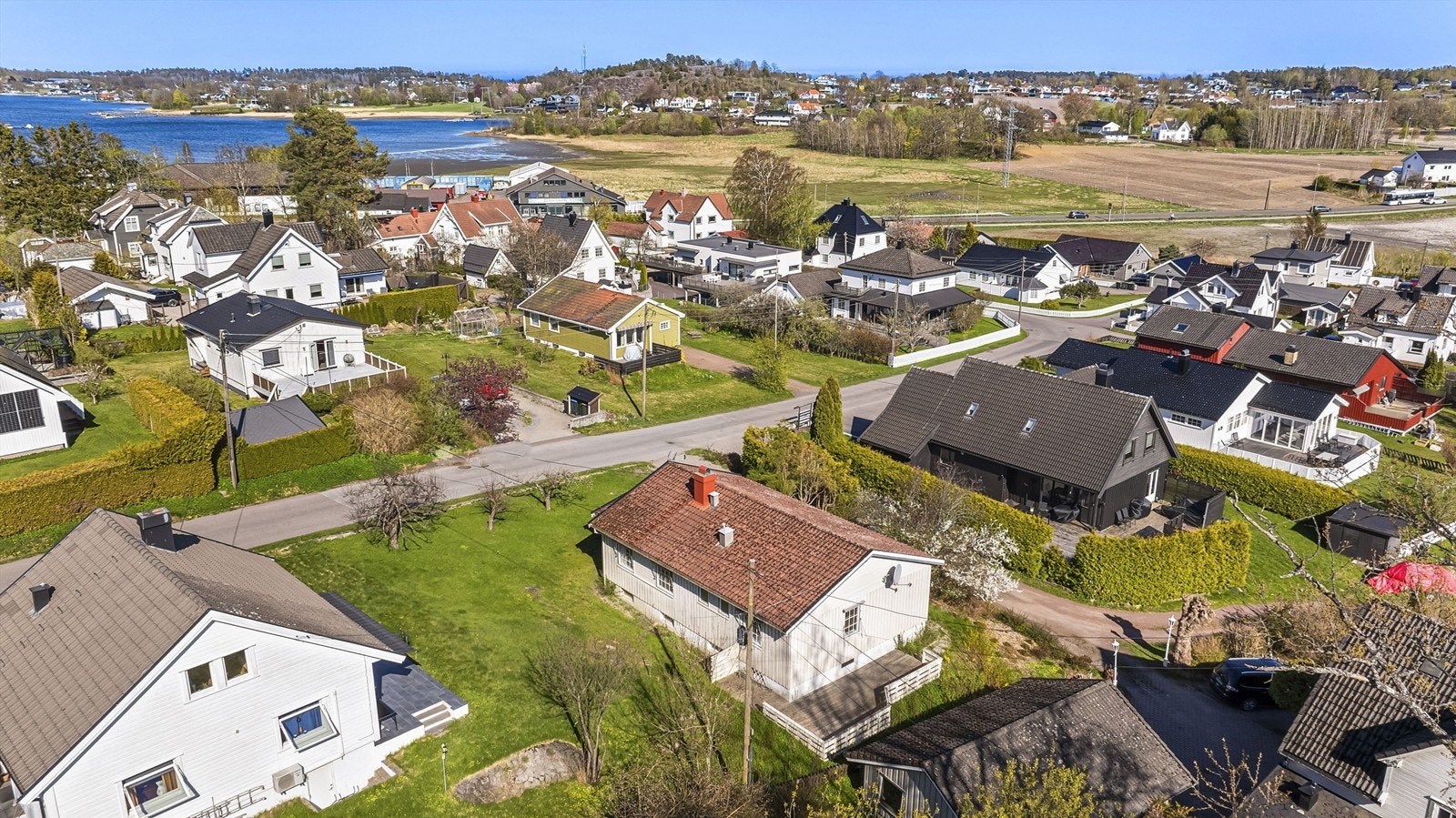 Skarphagaveien er en hyggelig boliggate mellom Øvre Smidsrødvei og Smidsrødveien Galleribilde