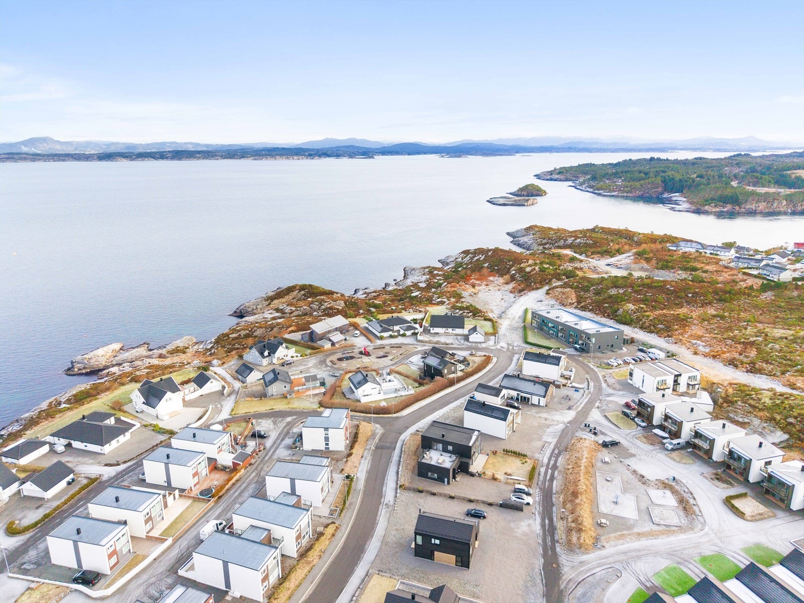 Boligen befinner seg i et rolig og barnevennlig område. Kort vei til Rong Senter, sjøen og turområder. Galleribilde