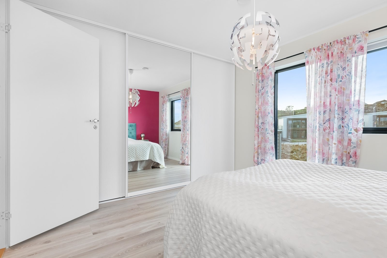 Soverommet har god oppbevaringsplass i skyvedørsgarderobe som strekker seg langs hele veggen. Galleribilde