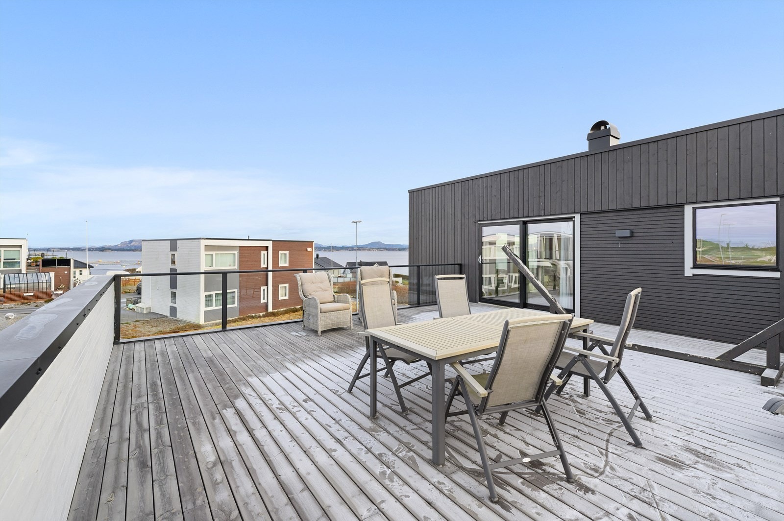 Flott funkisbolig fra 2021 med takterrasse, utleiedel og nydelig beliggenhet med utsikt Galleribilde
