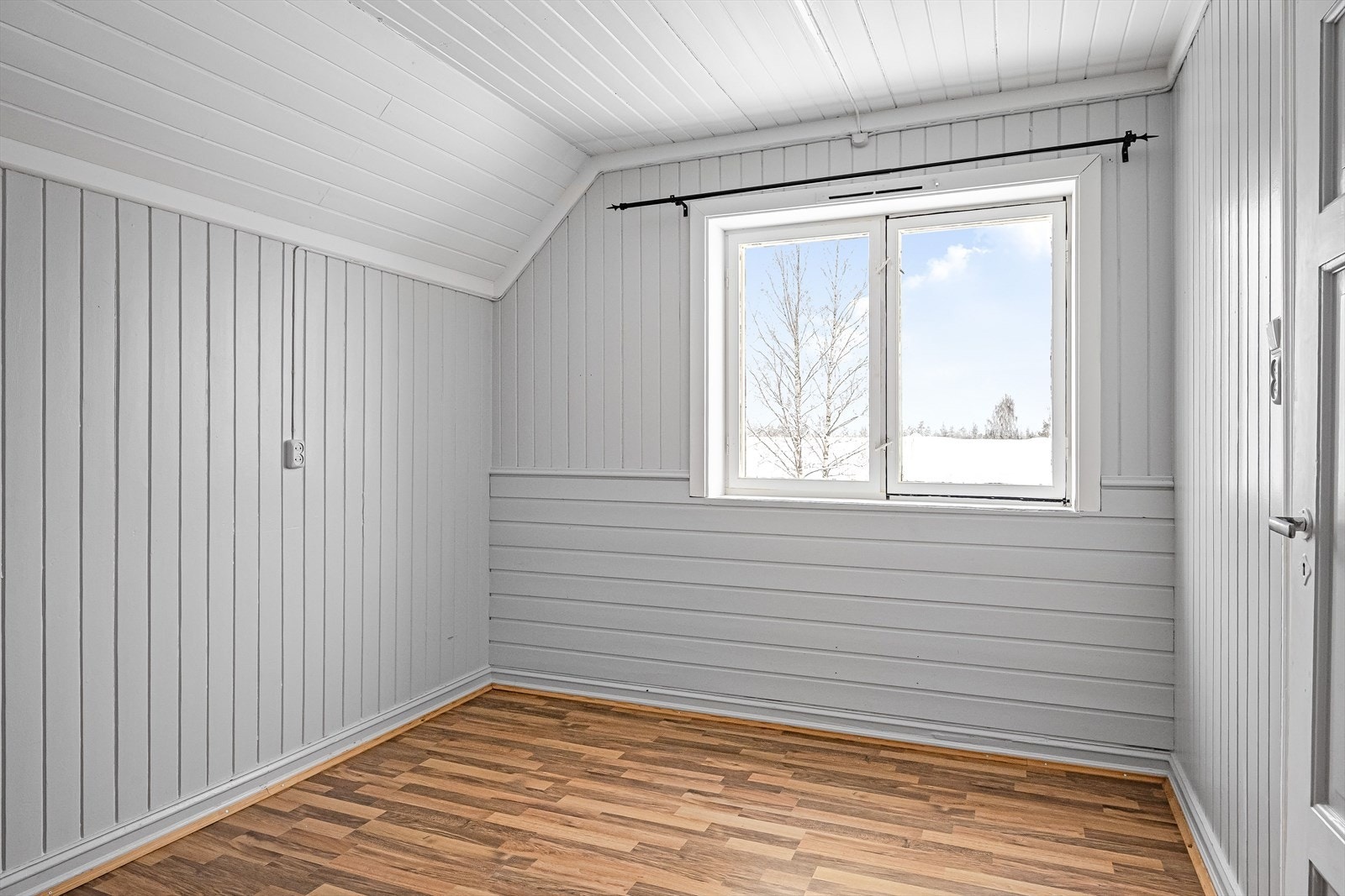 Soverom 5 er et noe mindre soverom som passer fint som barnerom, gjesterom eller kontor. Soverommet har laminatgulv og lyse overflater. Galleribilde