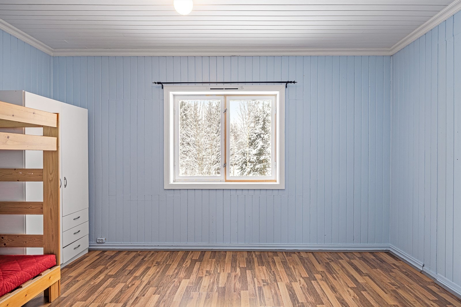 Soverom 3 er et romslig soverom som er malt i en fin lyseblå farge og med plass til seng, kontorpult, kommoder samt oppbevaringsplass i medfølgende garderobeskap. Galleribilde