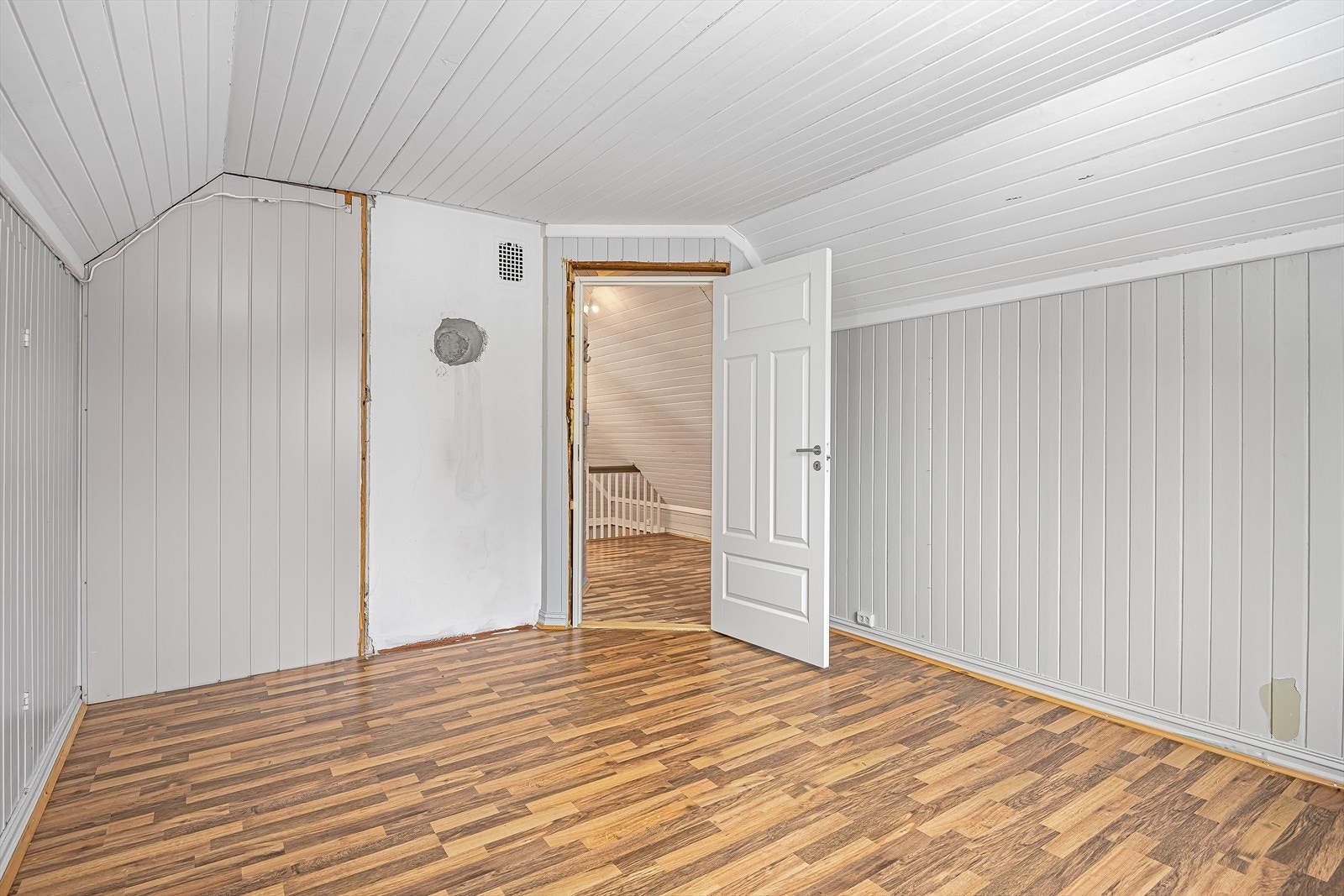 Soverom 4 ligger i boligens 3.etasje og er et lyst rom av god størrelse med plass til dobbeltseng og garderobeløsninger. Galleribilde