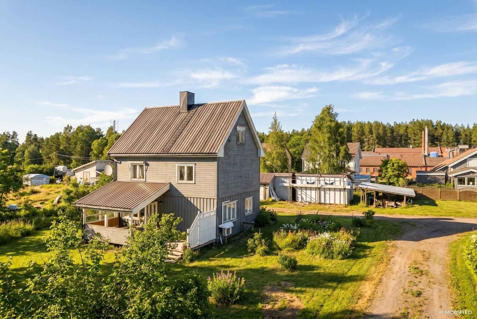 Eiendommen "Mølla" er bebygd en enebolig fra 1921 og et stort garasjeuthus på 78m². Galleribilde