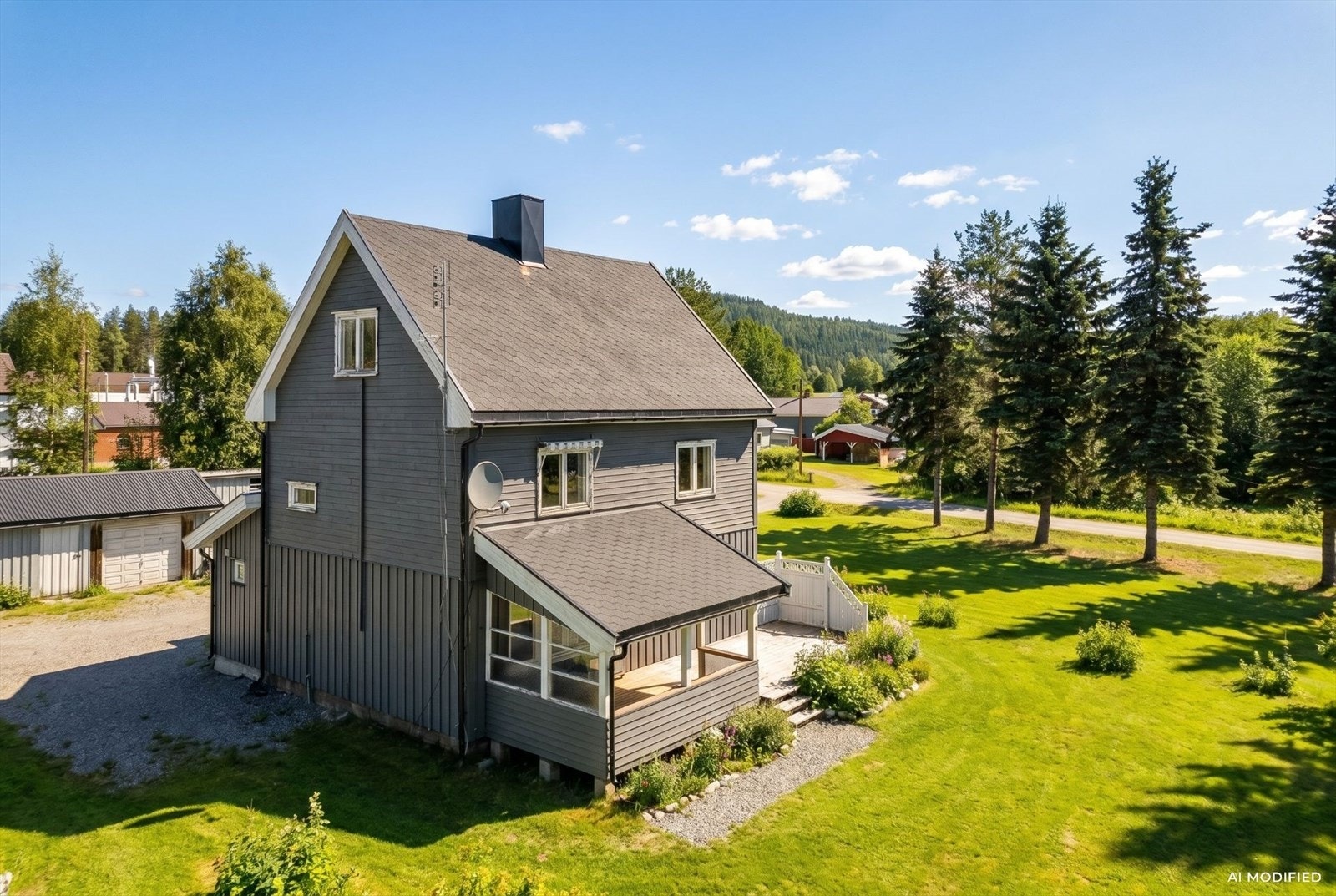 Eiendommen er også bebygd med et garasjeuthus på 78m² som består av garasje, vedbod og 3 lagerrom. Det er utført enkelte oppgraderinger, men det er noe gjenstående arbeider og bygningene er gamle og bærer preg av manglende vedlikehold og oppgraderinger. Galleribilde