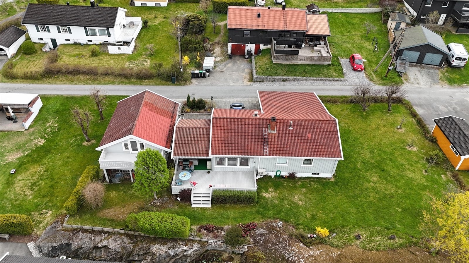 Enebolig med stor, frittliggende garasje med innredet hems, samt carport ved inngangspartiet. Flat, solrik tomt med god plass til uteaktiviteter. (selgers bilde) Galleribilde