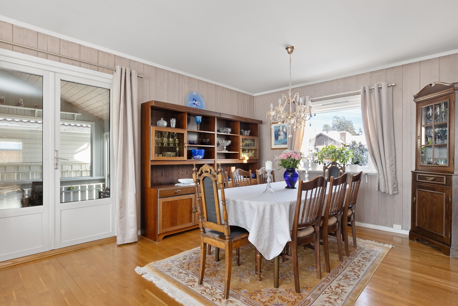 Spisestuen har god plass til langbord og direkte utgang til overbygget del av terrassen via en to-fløyet dør, slik at man enkelt kan dekke på til måltider ute. Galleribilde