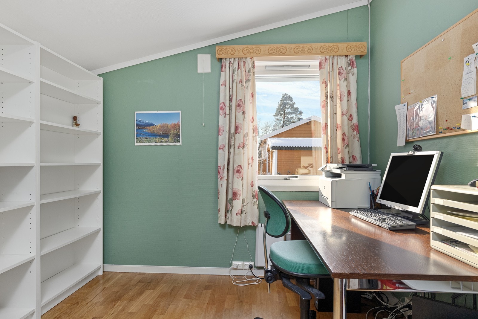 Praktisk kontor i første etasje, adskilt fra de sosiale sonene. Galleribilde