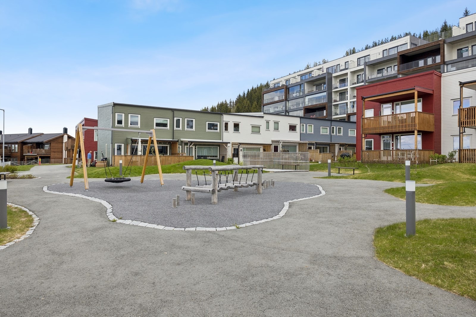 I nabolaget finner du en lekeplass som byr på gode rekreasjonsmuligheter. Galleribilde