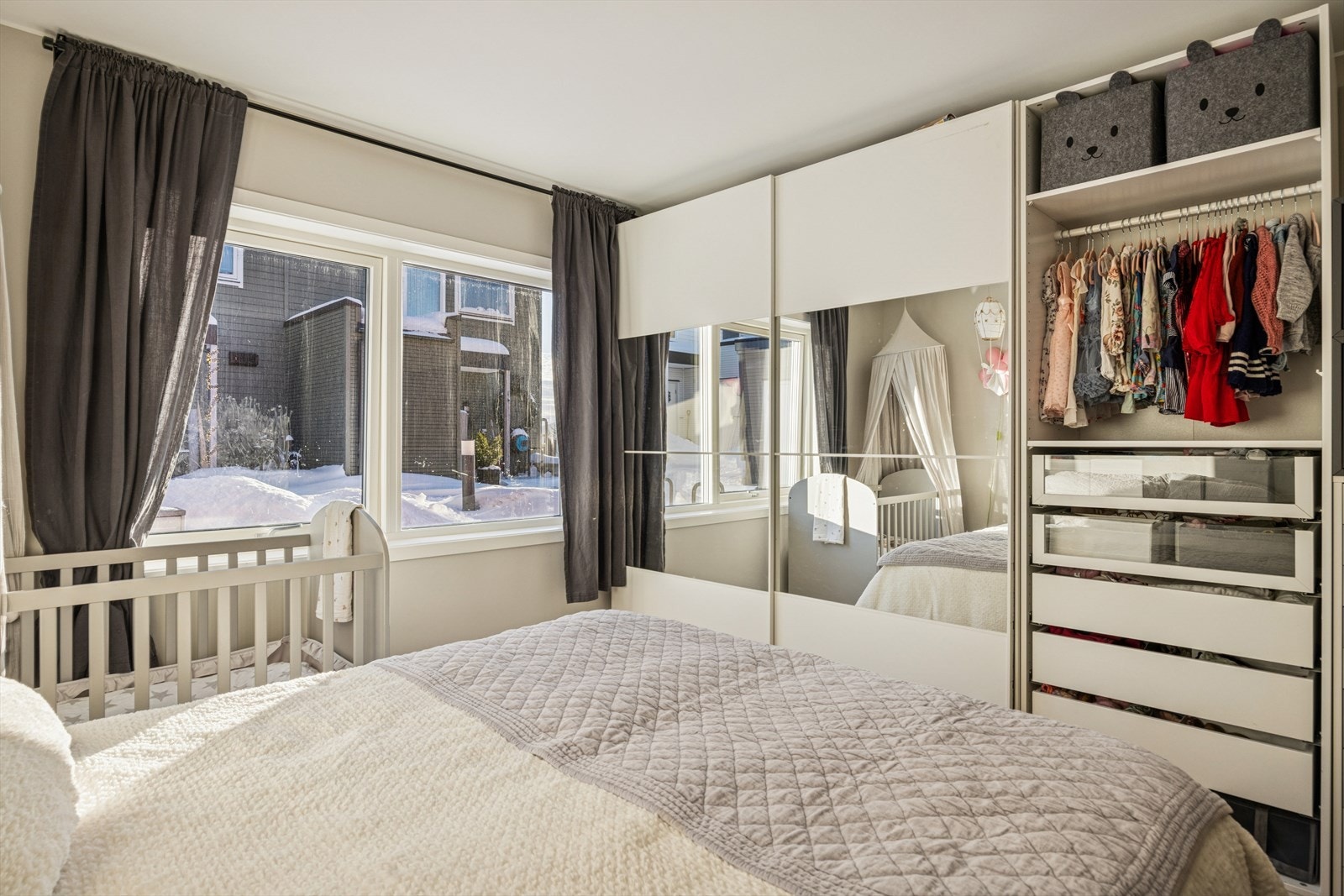 Gode lagringsmuligheter i en stor skyvedørsgarderobe. Galleribilde