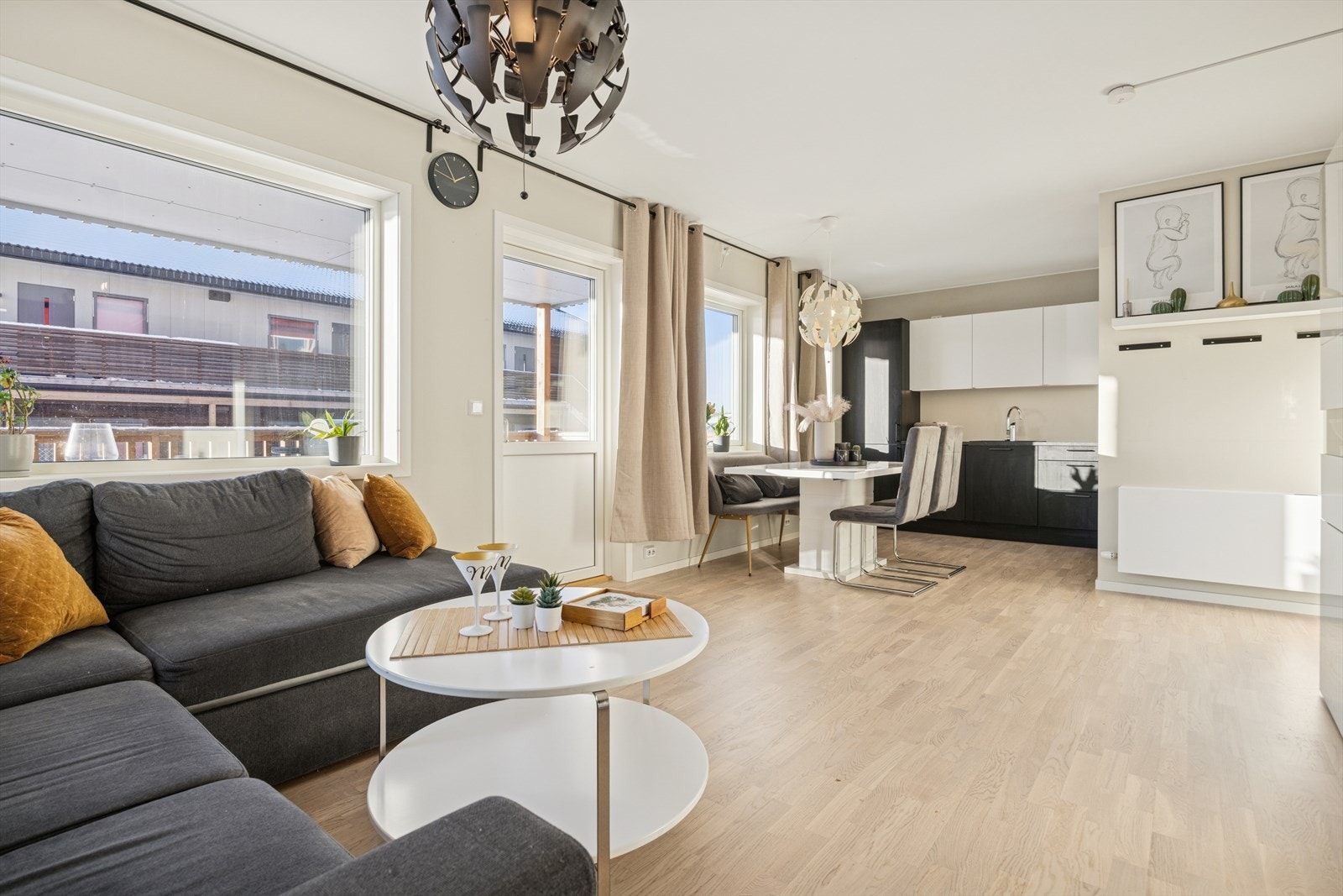 Leiligheten byr på en åpen og sosial planløsning med god romfølelse. Galleribilde