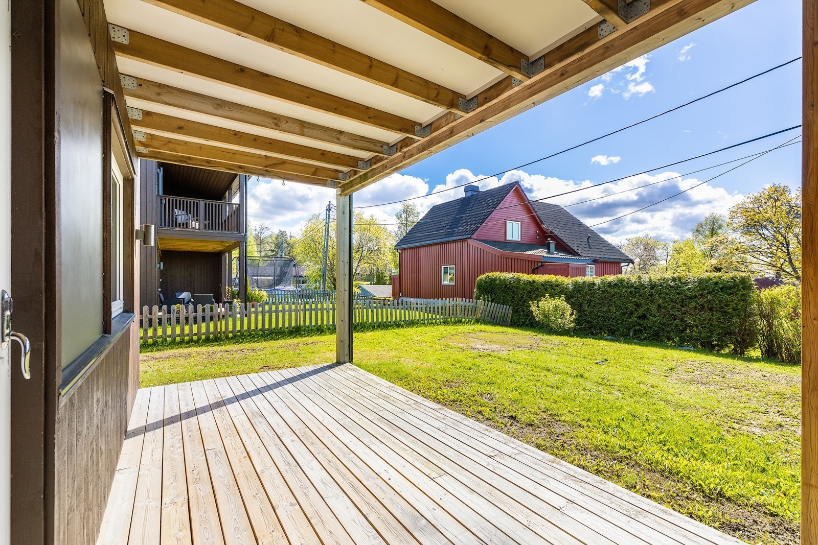 Inngjerdet hage med gode solforhold. Galleribilde