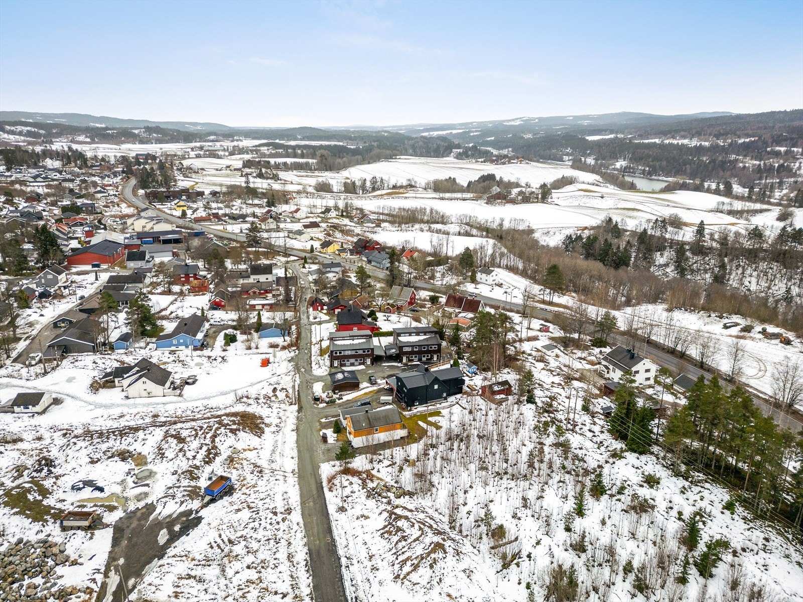 Bussholdeplassen Styri ligger kun 300 meter unna, og Eidsvoll stasjon nås på 6 minutter med bil. Galleribilde