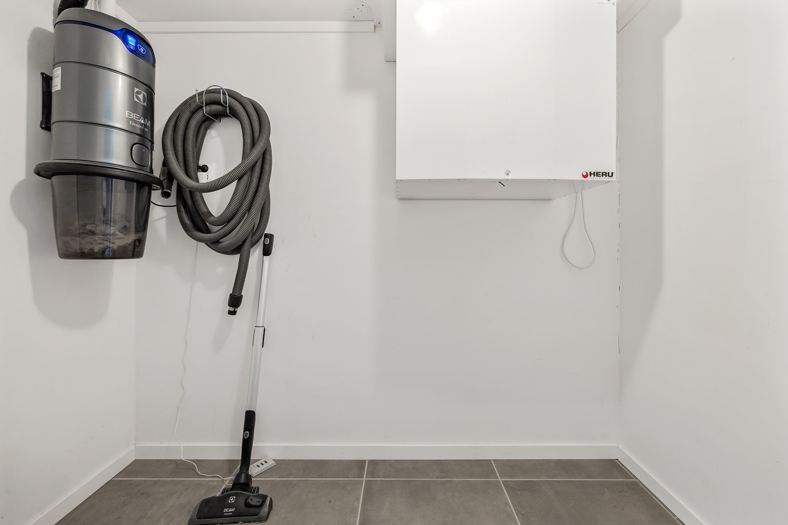 I etasjen er det også et teknisk rom med sentralenhet for sentralstøvsuger og aggregat for balansert ventilasjon. Galleribilde