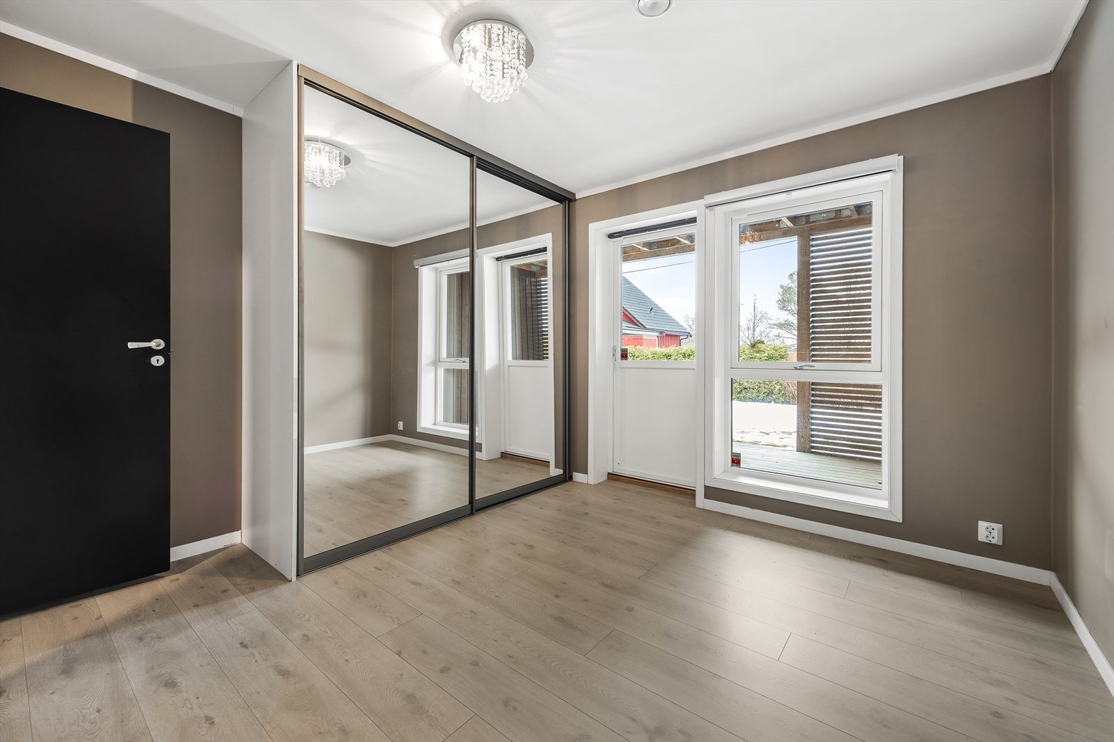 Hovedsoverommet har en stor skyvedørsgarderobe og direkte utgang til markterrassen. Galleribilde