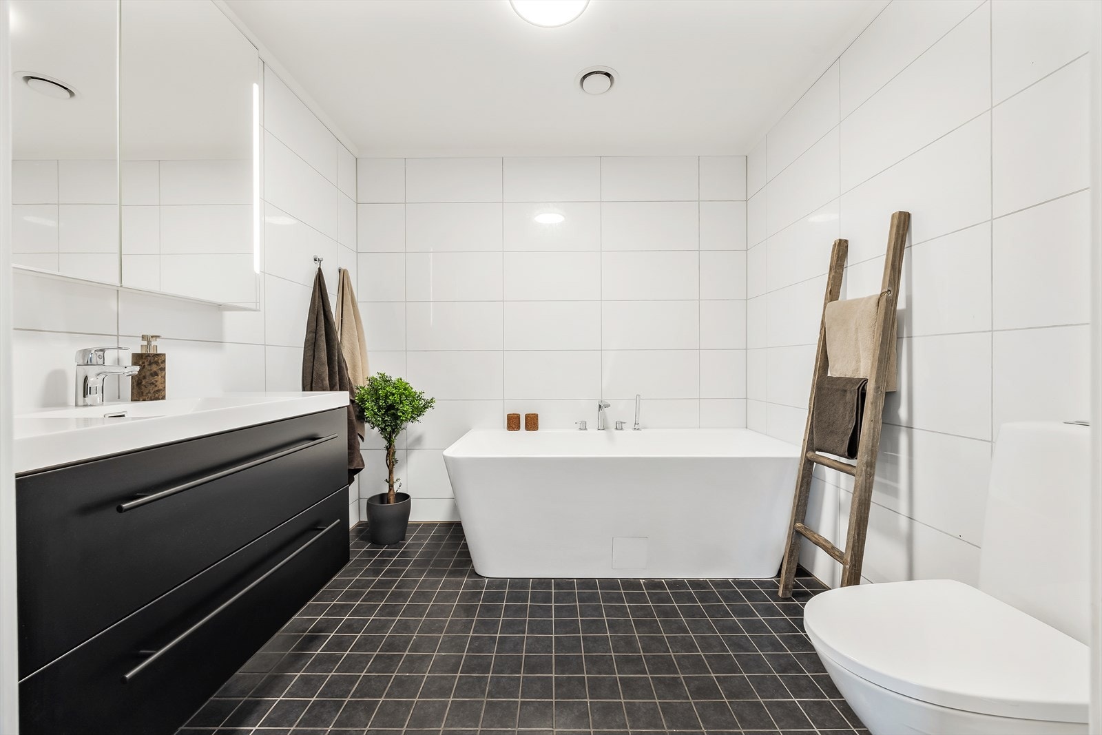 Badet i andre etasje har keramiske fliser, varmekabler i gulvet og et moderne badekar. Galleribilde