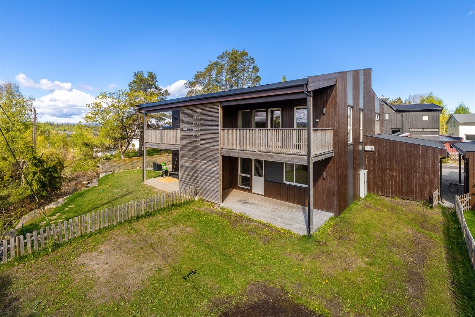 Boligen har to uteplasser: en markterrasse på 15 m² og en balkong på 14 m² i andre etasje. Galleribilde