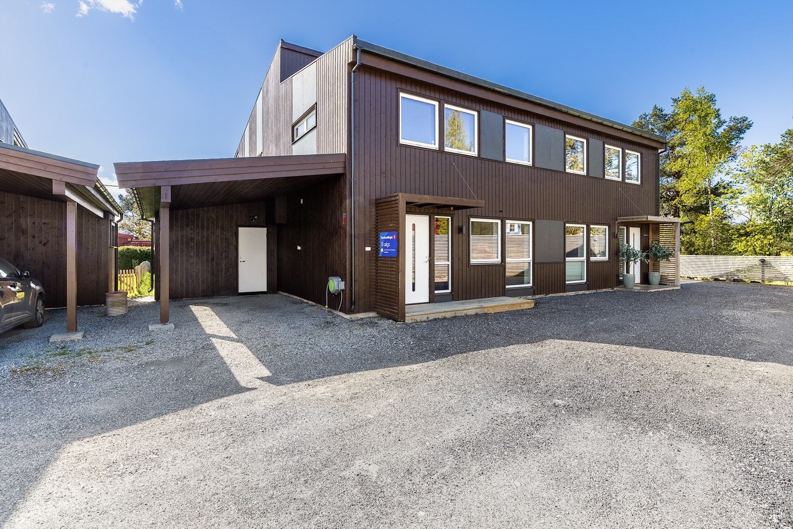En moderne halvpart av en vertikaldelt tomannsbolig fra 2017, med carport og sportsbod. Galleribilde