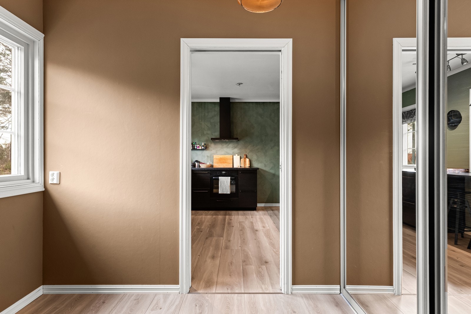 Mellomgang med innsatt skyvedørsgarderobe med speil Galleribilde