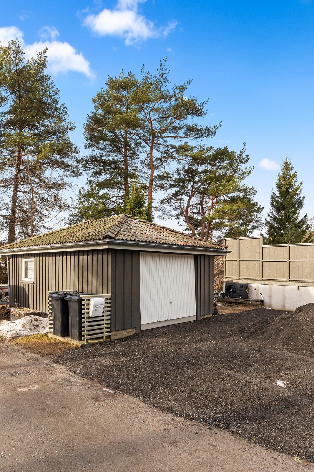 En enkel frittstående garasje Galleribilde