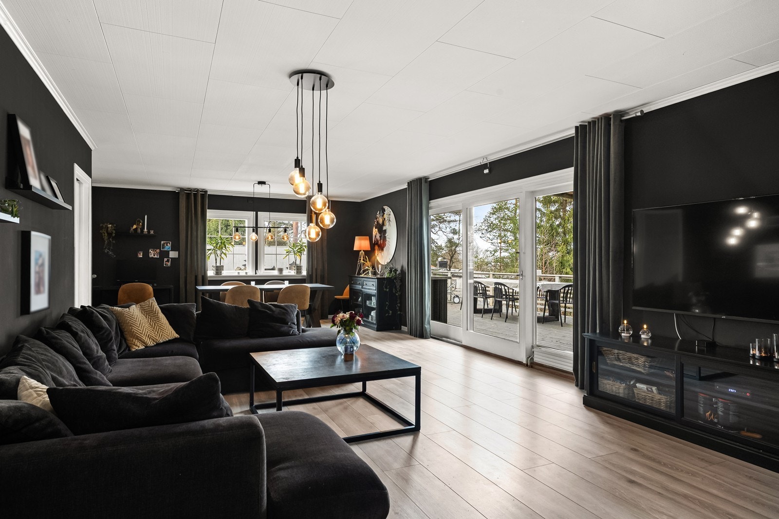 Romslig dagligstue med skyvedør ut til dels overbygd veranda Galleribilde