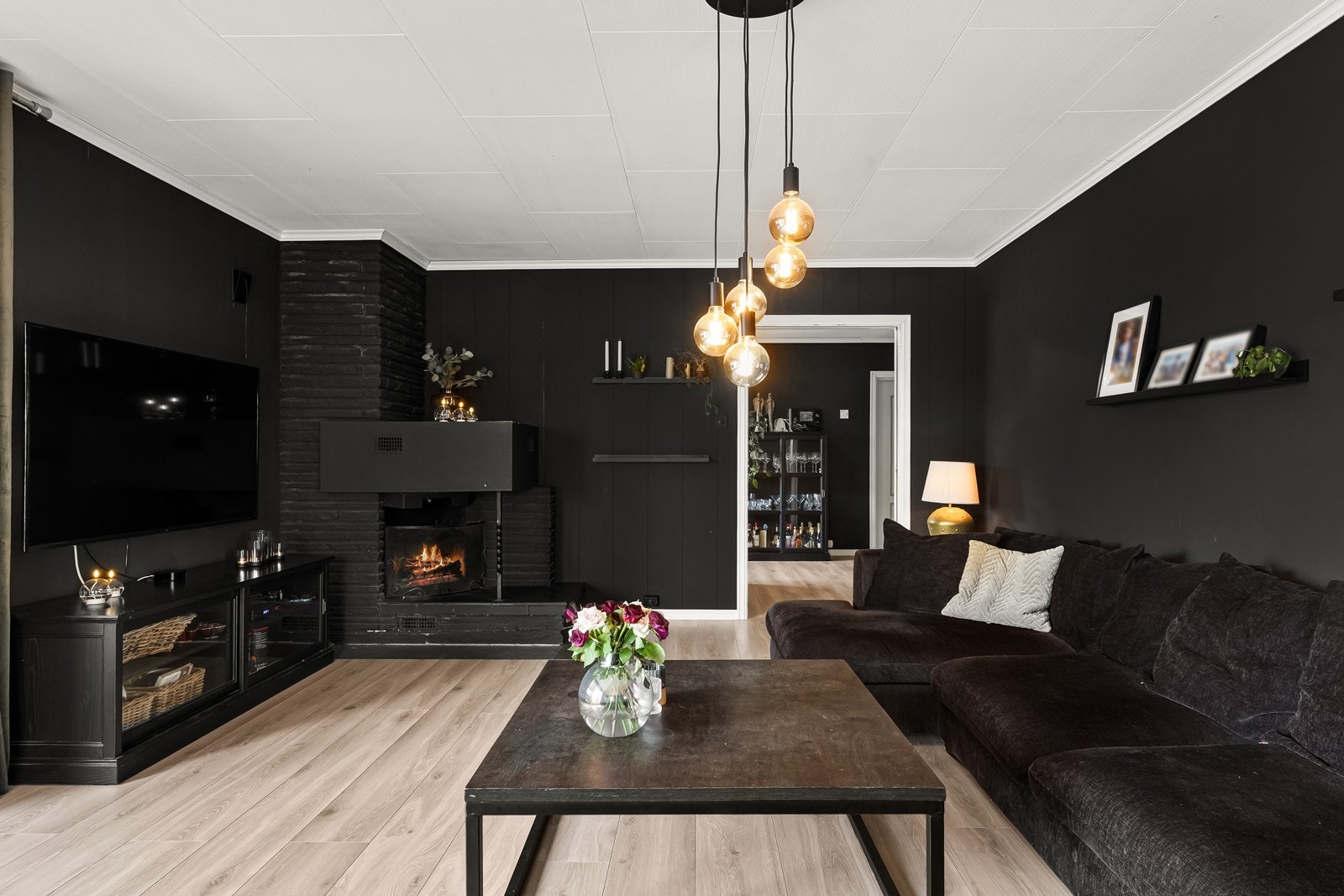Her er det en eldre vedovn for kalde kvelder Galleribilde