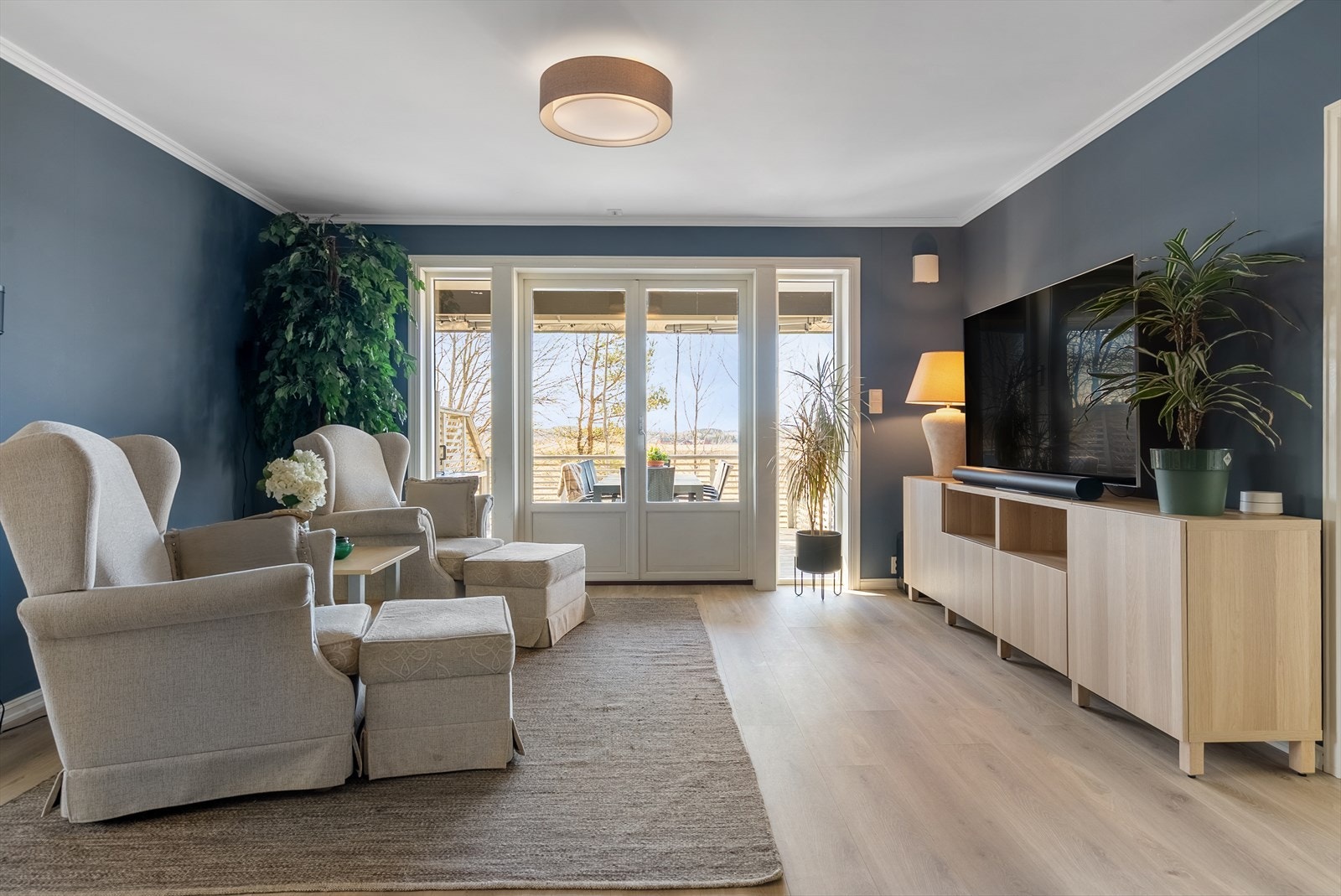 Stor familiebolig med 3 sov og 2 bad- Hage m/usjenerte uteplasser-Barnevennlig beliggenhet- Stor tomt på hele 1 350 mål! Galleribilde